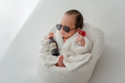 广州供卵包男孩满月宝宝趴着睡